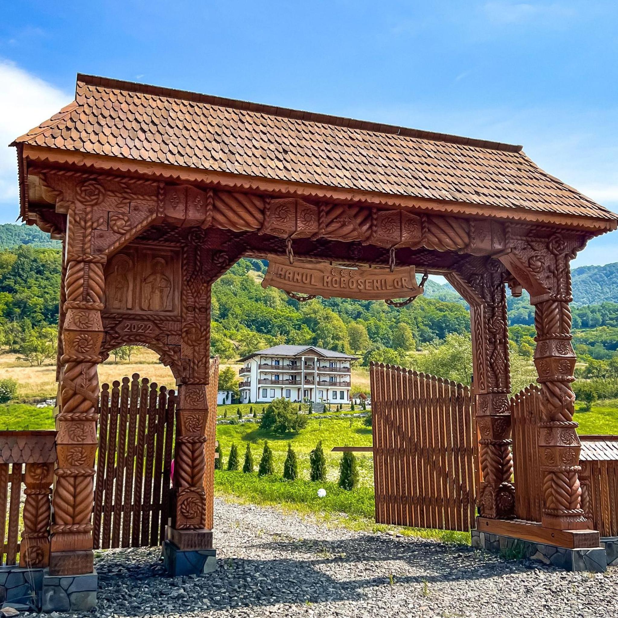 Poarta maramureșeană sculptată manual, intrarea în Hanul Moroșenilor